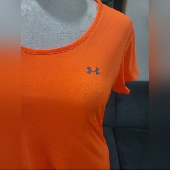 EUC Under Armour Women’s Florescent Orange Heat Gear Athletic Top - Size Medium - Picture 4 of 5